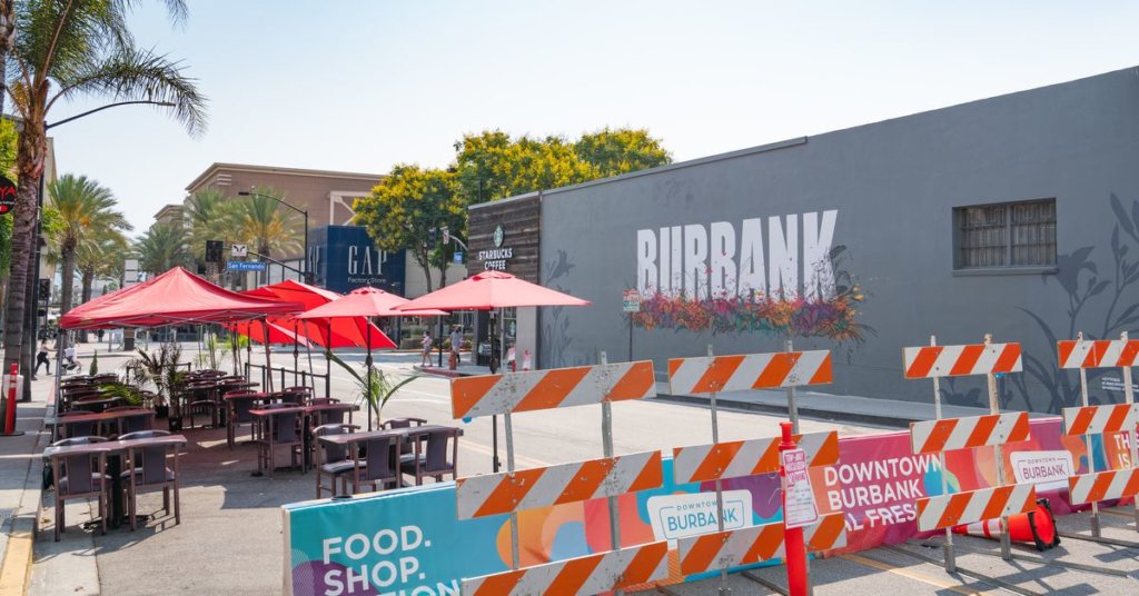 Los Angeles Mayor Extends Sidewalk, Parking Lot Dining Program Until End of 2020