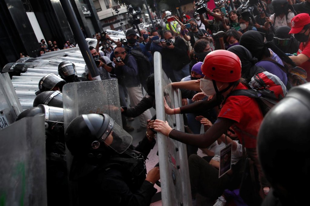 Mexican women demanding legalization of abortion clash with police