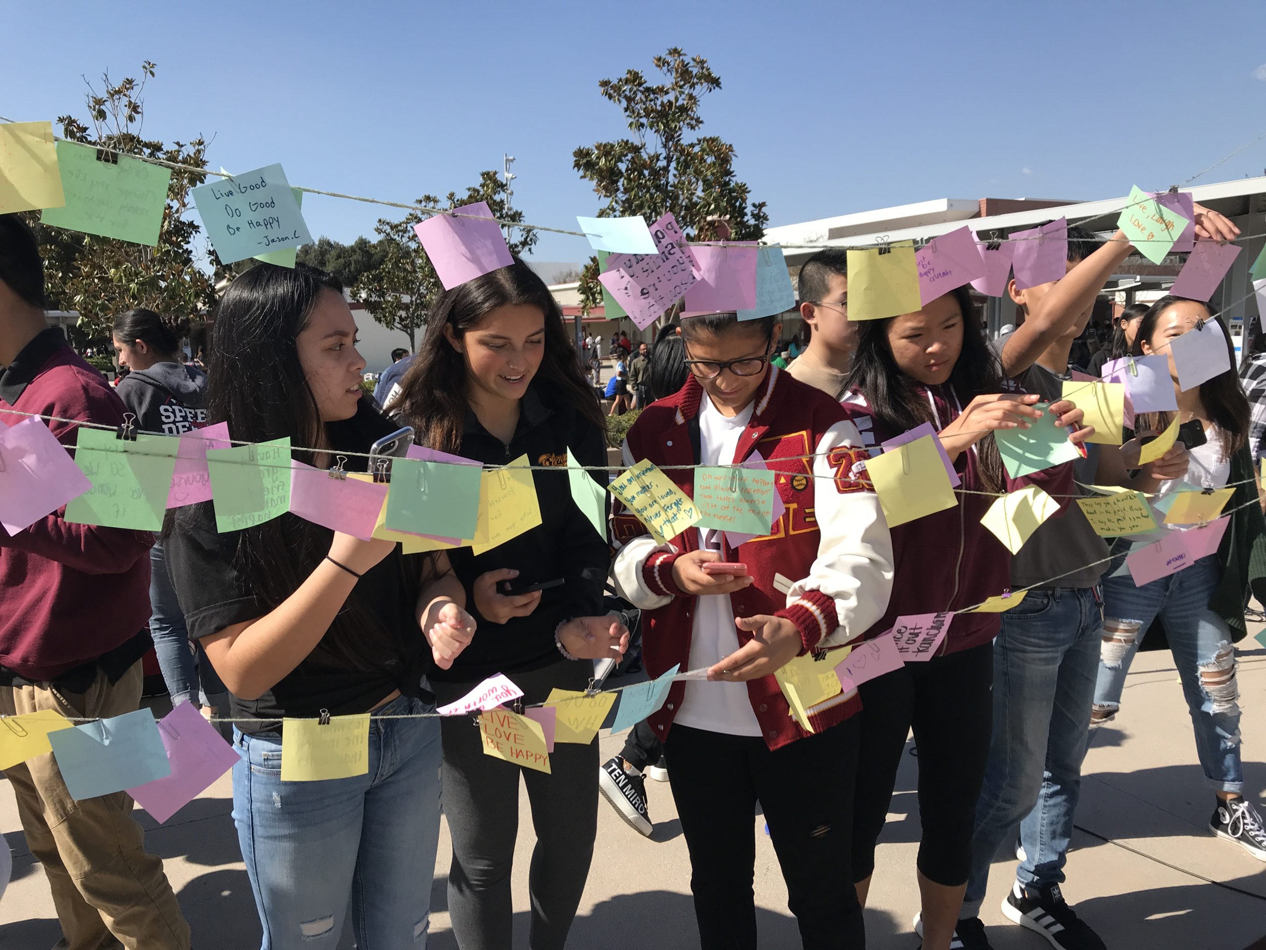 Arcadia High School students leave positive notes during Thoughtful Thursday, the fourth event of the week. 