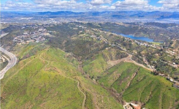 洛杉矶市议会考虑与合作伙伴合作以保护Senderos峡谷