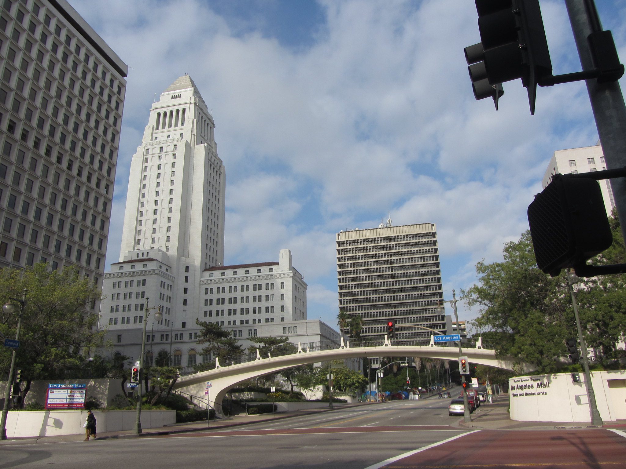 洛杉矶市议会批准为租用市政物业的小企业提供租金援助