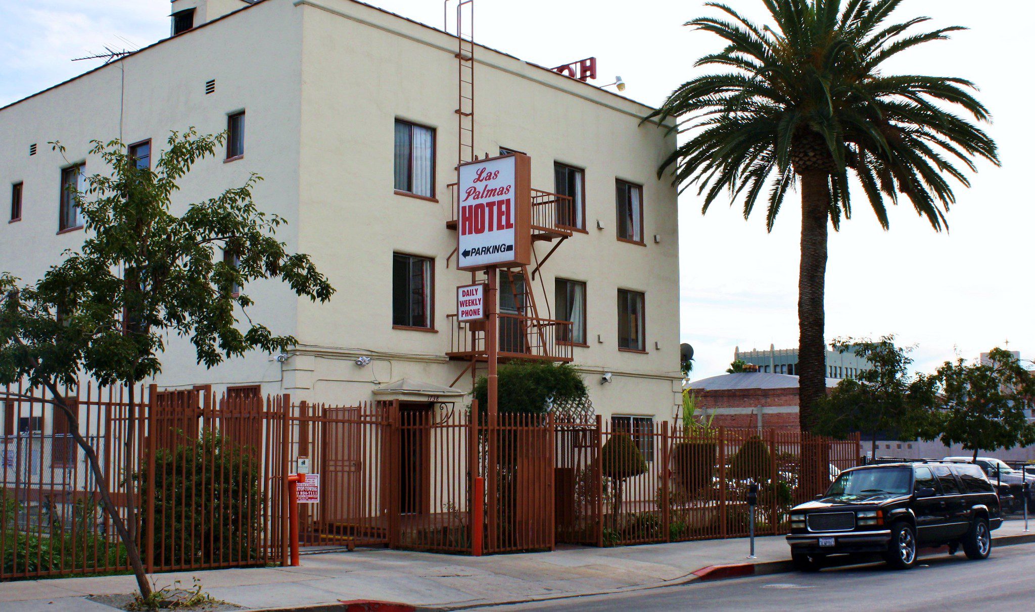 尽管存在违规行为，但洛杉矶市长的无家可归者计划仍授予住宅酒店合同