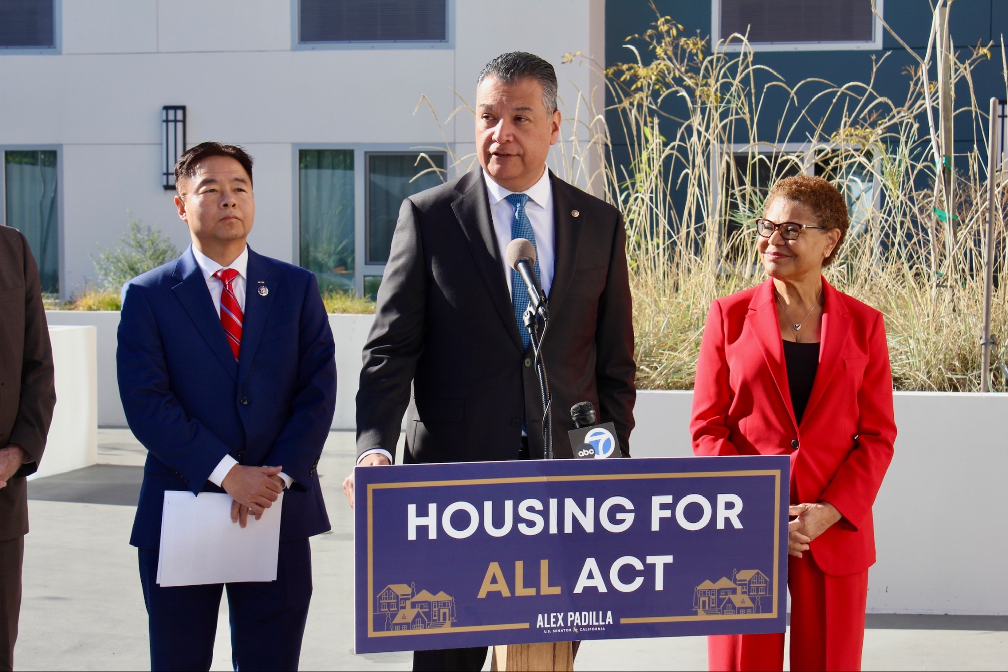 派迪亚参议员在洛杉矶停留期间重新引入《全民住房法案》