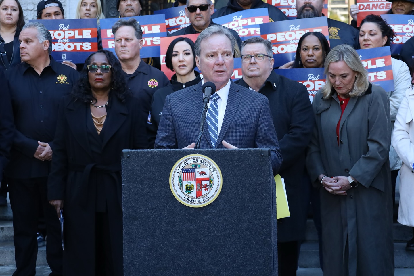 工会和洛杉矶官员支持旨在监管无人驾驶汽车的法案