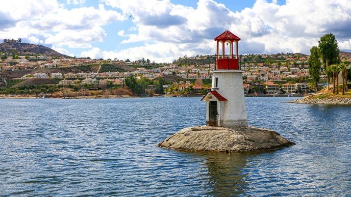 A lighthouse sits on a small island in Canyon Lake.