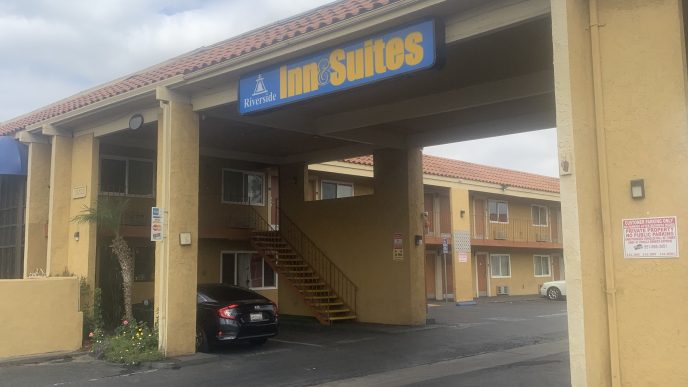 The driveway entrance to the Riverside Inn & Suites on Magnolia Avenue.